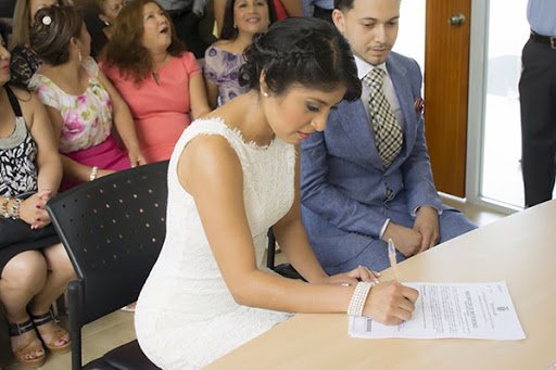Una pareja celebrando su primer matrimonio entre personas de la misma nacionalidad.